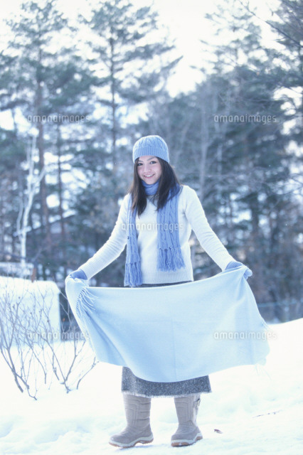 水色のストールを羽織る女性 l の写真素材 イラスト素材 アマナイメージズ