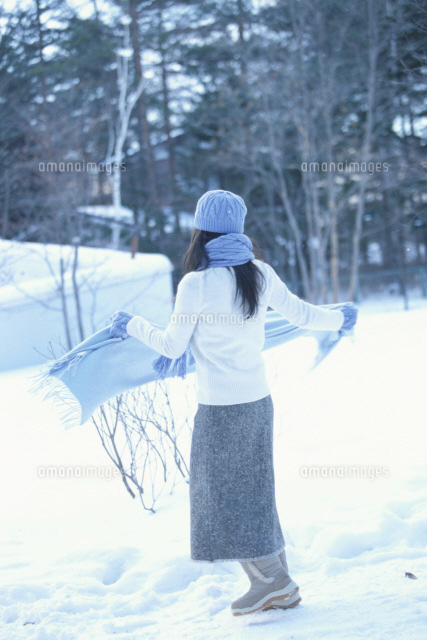 水色のストールを羽織る女性の後姿 b の写真素材 イラスト素材 アマナイメージズ