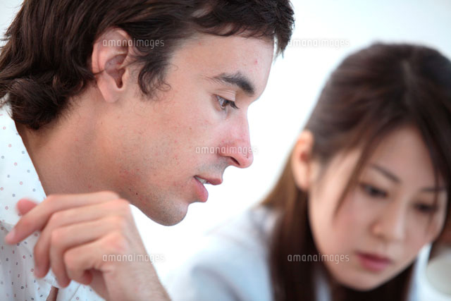 外国人男性と日本人女性 の写真素材 イラスト素材 アマナイメージズ