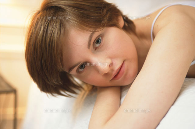 白いキャミソールを着た女性のアップ の写真素材 イラスト素材 アマナイメージズ