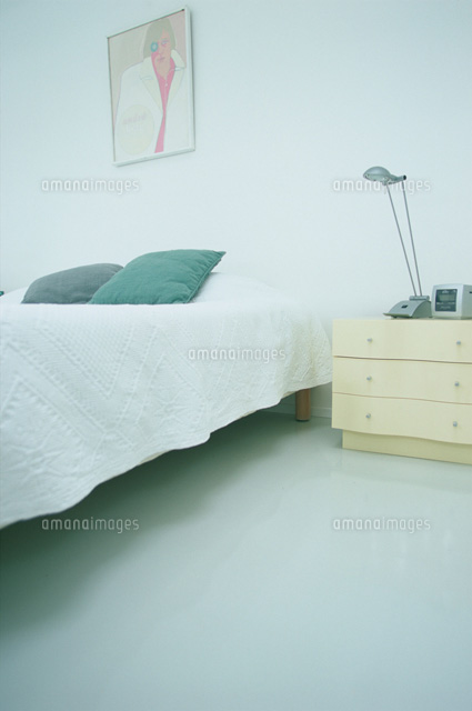 緑の枕と額のあるベッドルーム の写真素材 イラスト素材 アマナイメージズ 緑の枕と額のあるベッドルーム の写真素材 イラスト素材 アマナイメージズ