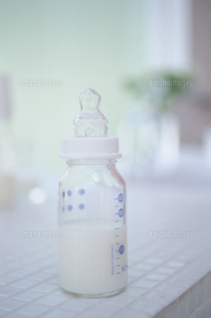 ミルクの入った哺乳瓶 の写真素材 イラスト素材 アマナイメージズ