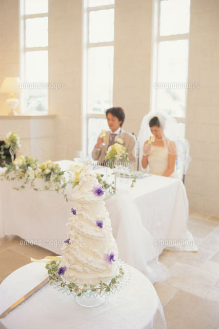 メインテーブルに座る新郎新婦 の写真素材 イラスト素材 アマナイメージズ