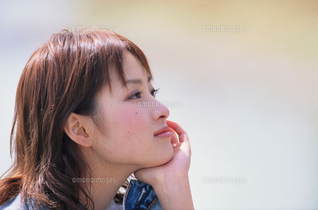 手に顎を置き遠くを見る女性 の写真素材 イラスト素材 アマナイメージズ