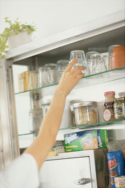 棚から物を取り出す女性の手 a の写真素材 イラスト素材 アマナイメージズ