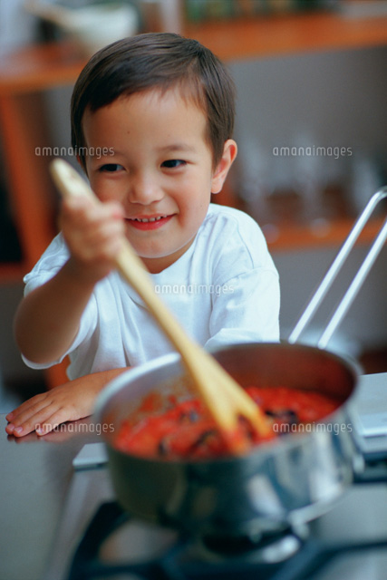 料理の手伝いをする男の子 の写真素材 イラスト素材 アマナイメージズ