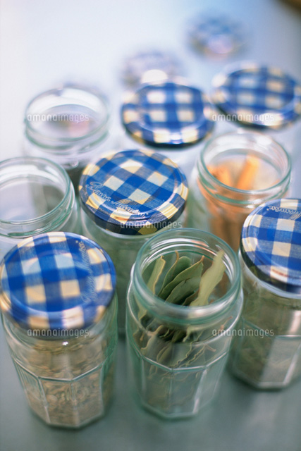 ジャムの瓶に入ったスパイス類 の写真素材 イラスト素材 アマナイメージズ