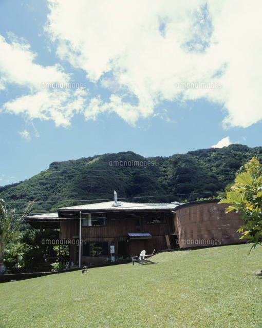 芝の庭のある木造の家[21015001682A]の写真素材・イラスト素材｜アマナ 
