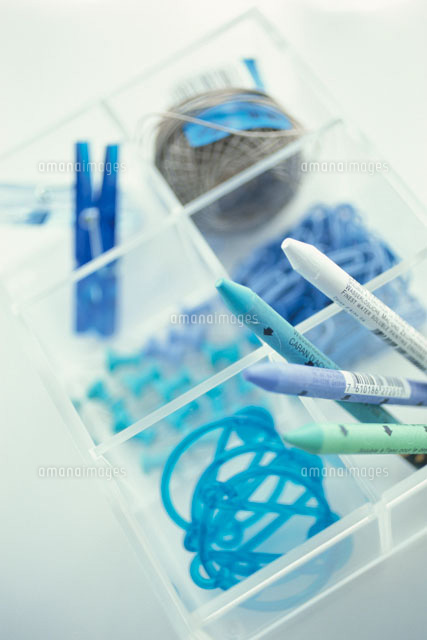 ケースに入った青系のクリップと麻紐とクレヨン の写真素材 イラスト素材 アマナイメージズ