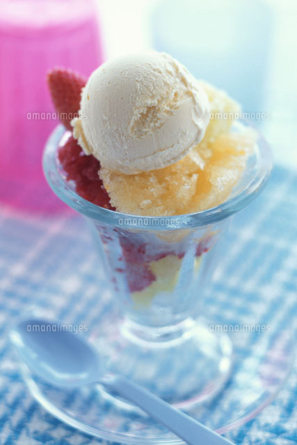 パフェ バニラ オレンジシャーベット 苺 の写真素材 イラスト素材 アマナイメージズ