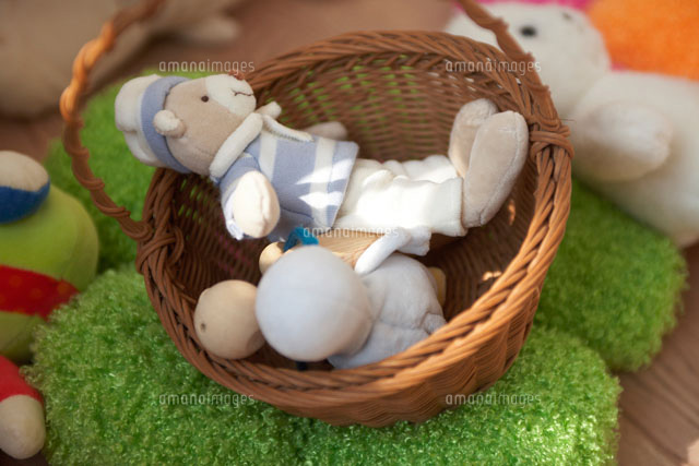 籠に入ったぬいぐるみ の写真素材 イラスト素材 アマナイメージズ