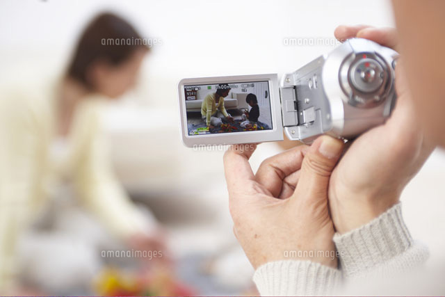 ビデオ撮影する祖父の手元 の写真素材 イラスト素材 アマナイメージズ