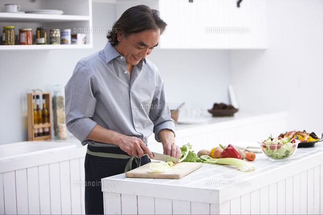 キッチンで料理する男性 a の写真素材 イラスト素材 アマナイメージズ