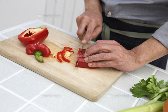 まな板の上で野菜を切る手元 の写真素材 イラスト素材 アマナイメージズ