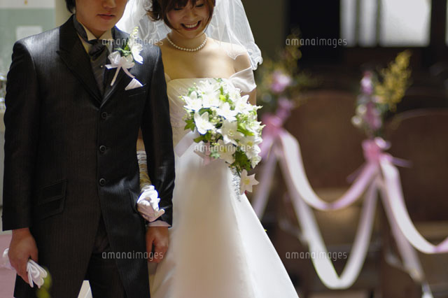 結婚式で入場する新郎と新婦 の写真素材 イラスト素材 アマナイメージズ 結婚式で入場する新郎と新婦 の写真素材 イラスト素材 アマナイメージズ