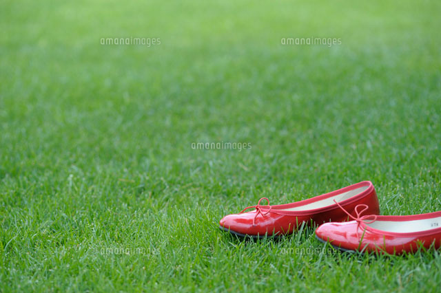 芝生の上の赤い靴 の写真素材 イラスト素材 アマナイメージズ