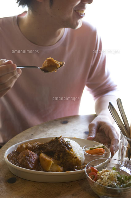 カレーを食べる男性 の写真素材 イラスト素材 アマナイメージズ