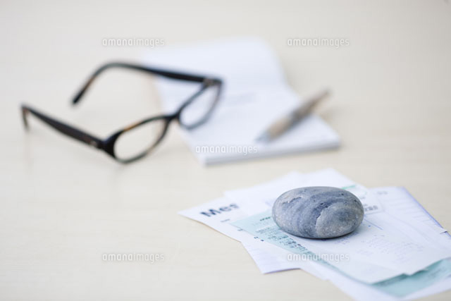 レシートや領収書と眼鏡と筆記用具 の写真素材 イラスト素材 アマナイメージズ