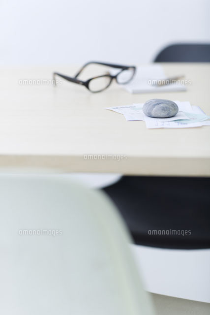 レシートや領収書と眼鏡と筆記用具 b の写真素材 イラスト素材 アマナイメージズ