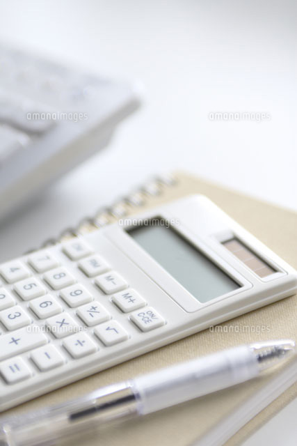 電卓とノートとボールペン の写真素材 イラスト素材 アマナイメージズ