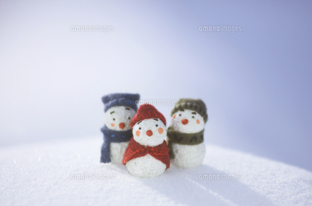 雪原の中の小さい雪だるま達[22259001944]の写真・イラスト素材