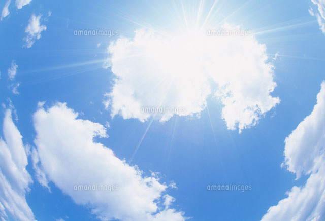 青空と雲と太陽 魚眼 の写真素材 イラスト素材 アマナイメージズ