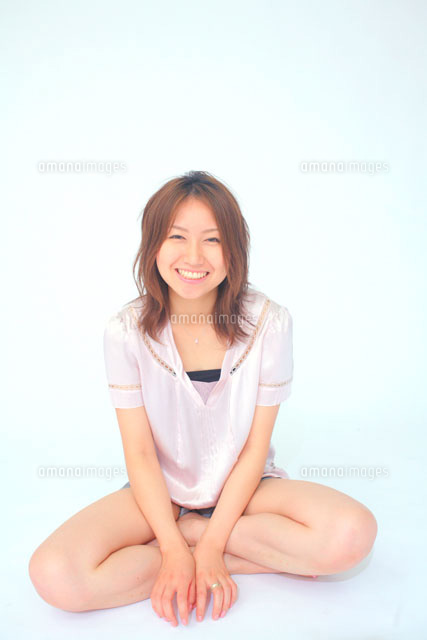 あぐらをかいて座っている女性 の写真素材 イラスト素材 アマナイメージズ