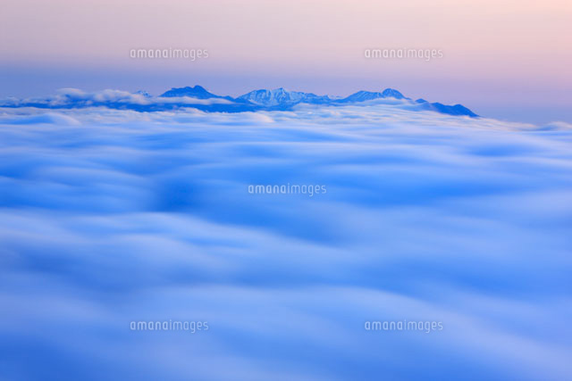 朝の流れ動く雲海と高妻山と妙高山[22320021613]の写真・イラスト素材｜アマナイメージズ
