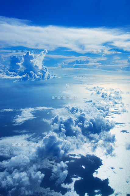 輝く海と入道雲と雲海 の写真素材 イラスト素材 アマナイメージズ
