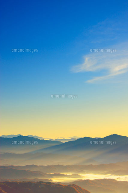 八ヶ岳と朝の光芒 の写真素材 イラスト素材 アマナイメージズ