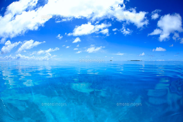 凪の水鏡の海とフェリフ島 の写真素材 イラスト素材 アマナイメージズ