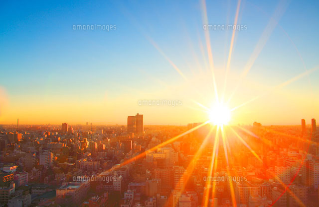 両国の街並と朝日 の写真素材 イラスト素材 アマナイメージズ