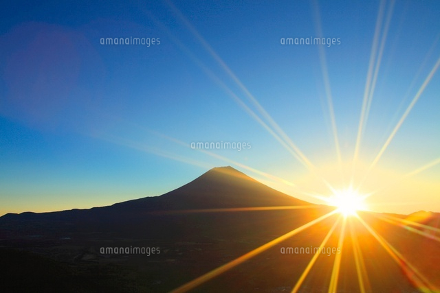 富士山と朝日の光芒 の写真素材 イラスト素材 アマナイメージズ