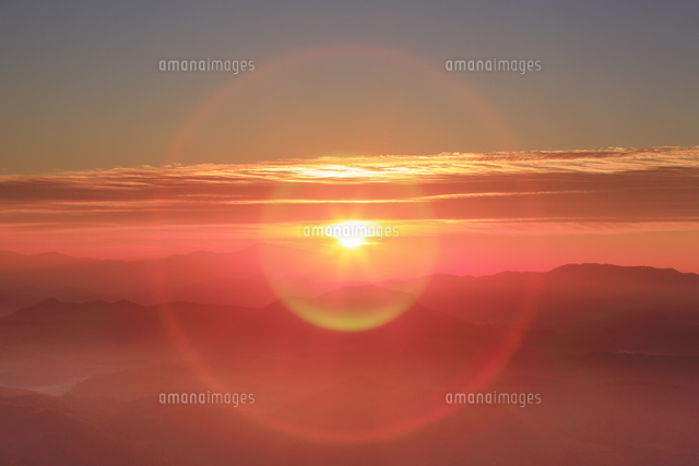 聖山と浅間山などの山並みと朝日のレンズフレア の写真素材 イラスト素材 アマナイメージズ