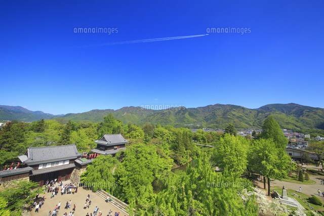 新緑の上田城と太郎山と飛行機雲 の写真素材 イラスト素材 アマナイメージズ