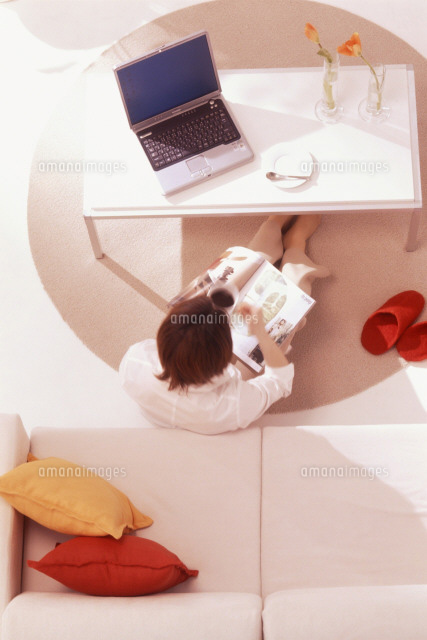 リビングの床に座る女性 俯瞰 の写真素材 イラスト素材 アマナイメージズ