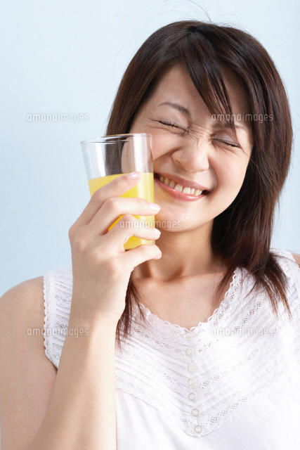 飲み物を持つ女性 の写真素材 イラスト素材 アマナイメージズ