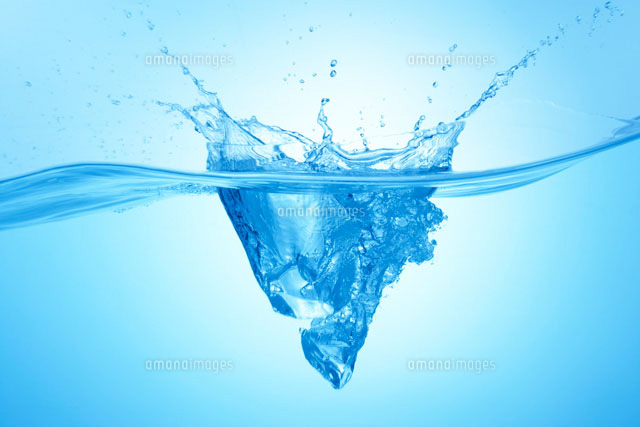 水しぶきを上げる水面の断面 の写真素材 イラスト素材 アマナイメージズ