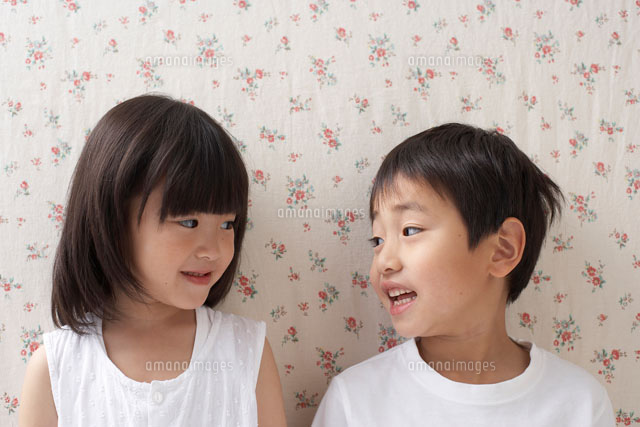 視線を合わせる男の子と女の子 の写真素材 イラスト素材 アマナイメージズ