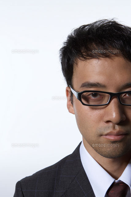 メガネをかけスーツを着ている男性 の写真素材 イラスト素材 アマナイメージズ