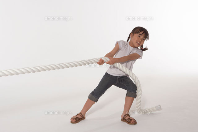 綱引きをする女の子 の写真素材 イラスト素材 アマナイメージズ