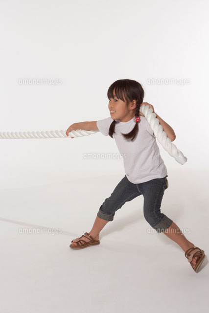綱引きをする女の子 の写真素材 イラスト素材 アマナイメージズ