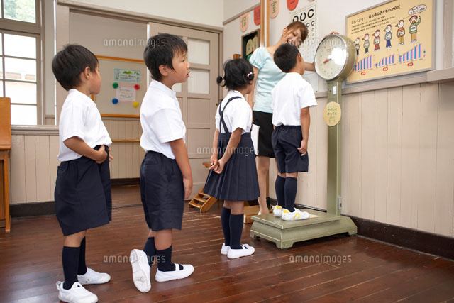 保健室で体重をはかる小学生 の写真素材 イラスト素材 アマナイメージズ