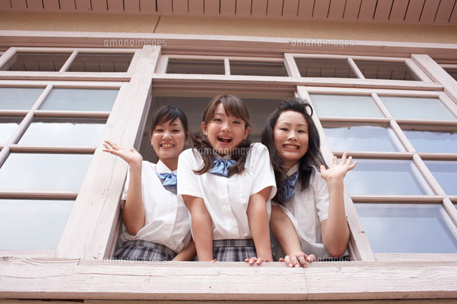 窓から手を振る3人の女子学生 の写真素材 イラスト素材 アマナイメージズ