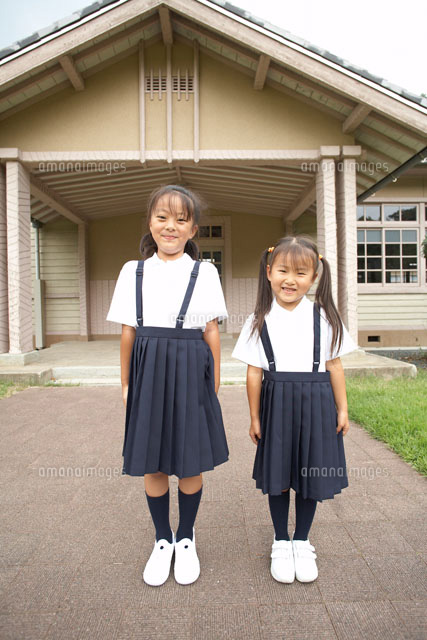 小学生女子姉妹 校舎の前に立つ小学生の姉妹[22321024934]の写真・イラスト素材｜アマナイメージズ