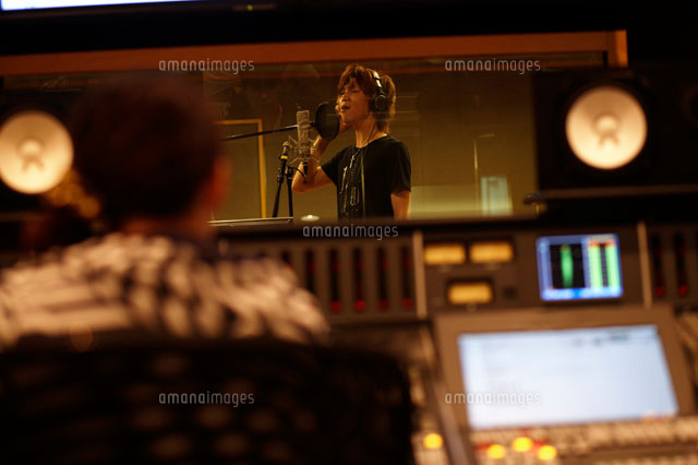 録音スタジオで歌う男性 の写真素材 イラスト素材 アマナイメージズ