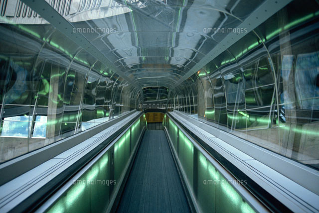 動く歩道 の写真素材 イラスト素材 アマナイメージズ