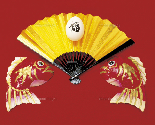 金扇子と鯛 の写真素材 イラスト素材 アマナイメージズ