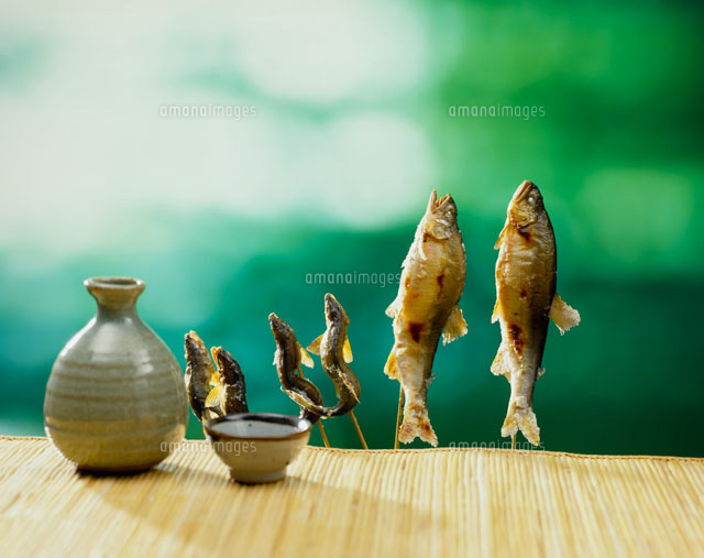 日本酒と鮎の塩焼き の写真素材 イラスト素材 アマナイメージズ