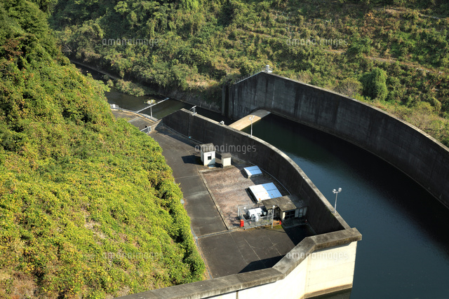 秋の季節 ダム湖の水を調整しながら放水するダムの風景 の写真素材 イラスト素材 アマナイメージズ
